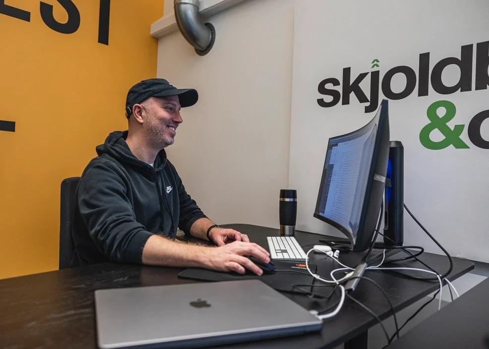 Bjarke arbejder ved et skrivebord hos en kunde