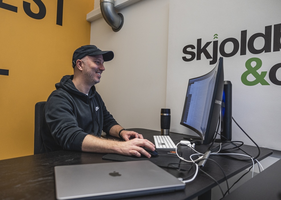 Bjarke arbejder ved et skrivebord hos en kunde
