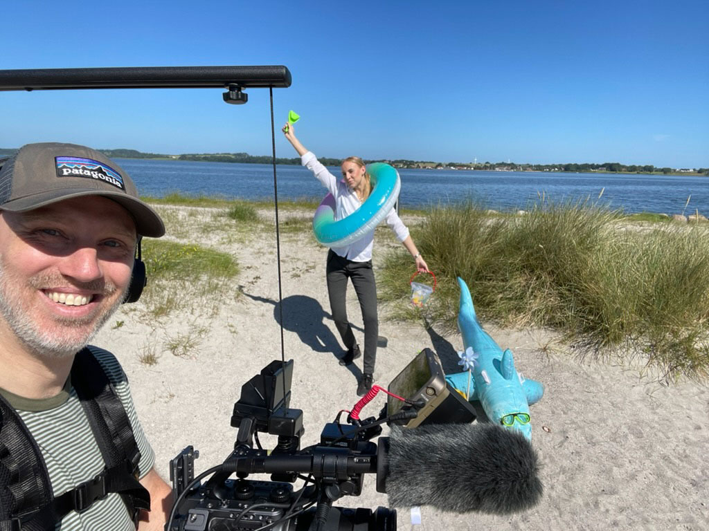 Bjarke filmer en video på stranden